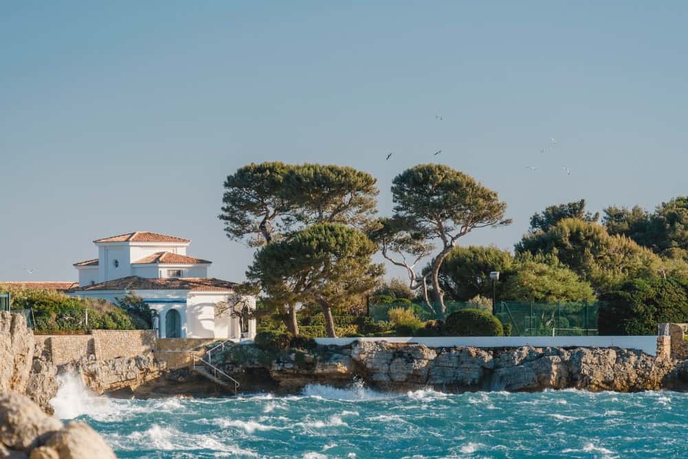 Eine Sehenswürdigkeit auf einer Klippe mit Blick auf den Ozean an der Côte d'Azur.