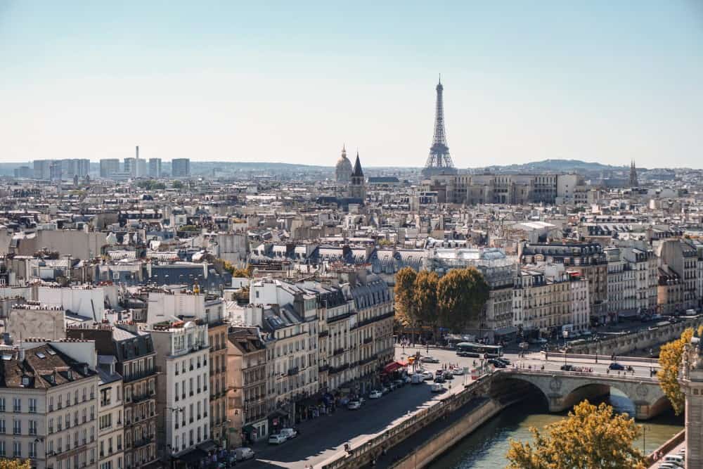 Eine unglaubliche Aussicht auf Paris von der Spitze des Eiffelturms.