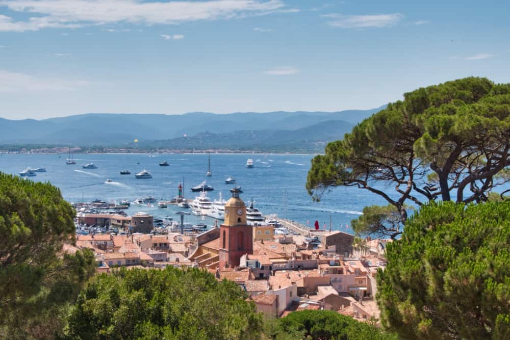 Ein malerischer Blick auf Saint Tropez mit anmutig in den unberührten Gewässern segelnden Booten, der eine der beliebtesten Attraktionen dieser Küstenstadt zeigt.