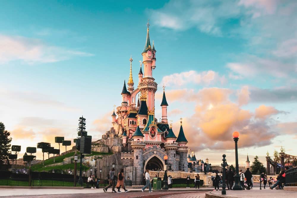 Reisen Sie mit Ihren Kindern nach Disneyland Paris in Frankreichs magischem Disney-Themenpark. Erleben Sie die Wunder von Disneyland Paris mit endlosem Spaß und Spannung für die ganze Familie.