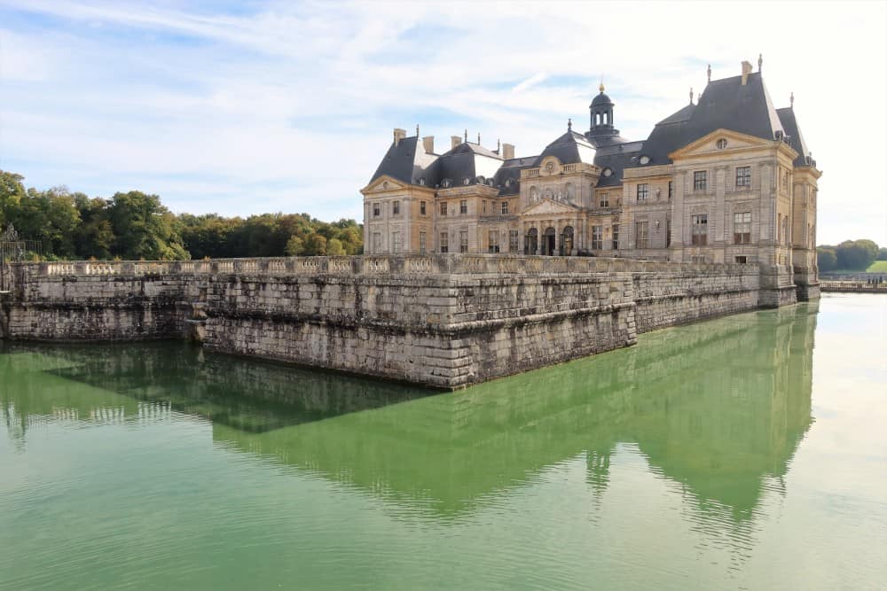 Das Schloss Vaux-le-Vicomte steht prächtig an einem See mit bezaubernd grünem Wasser.
