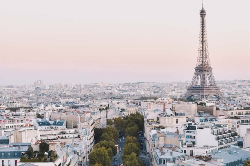 Der Eiffelturm in Paris bei Sonnenuntergang.