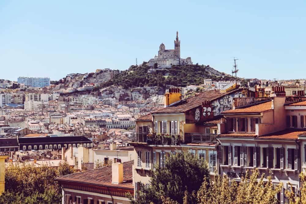 Ein atemberaubender Blick auf Marseille von der Spitze eines Hügels mit spektakulären Sehenswürdigkeiten.