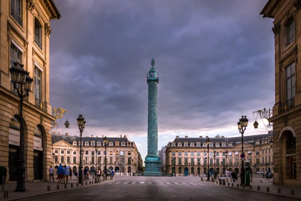 Das Park Hyatt Vendôme ist ein Obelisk mitten auf einem Stadtplatz.