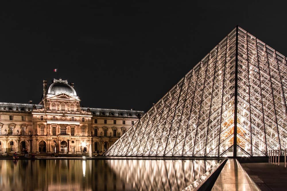Ausflüge - Die Pyramide des Louvre bei Nacht in Paris.
