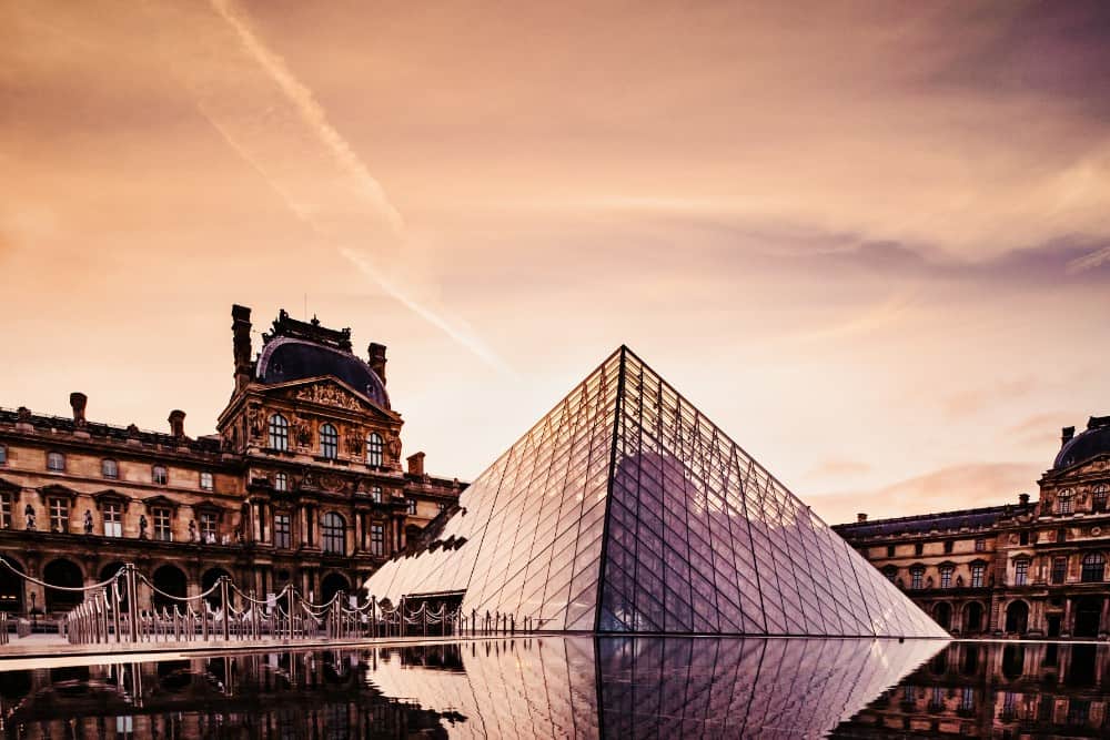 Das Louvre-Museum in Paris bietet einen atemberaubenden Blick auf die Pyramide bei Sonnenuntergang.