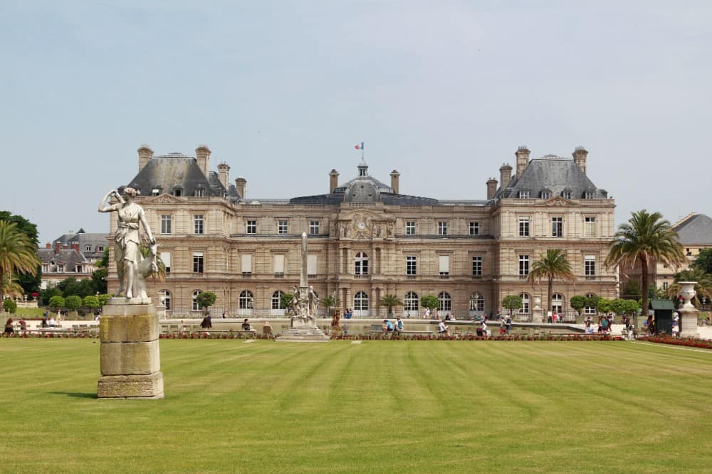 Ein prächtiges Gebäude mit majestätischen Statuen in den Luxemburger Gärten.