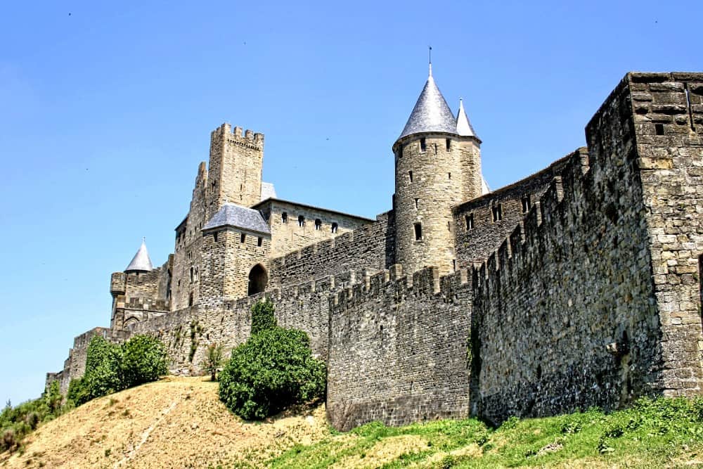 Eine Burg in Carcassonne ist eine faszinierende Sehenswürdigkeit mit Türmen und Türmen, die auf einem Hügel thronen.